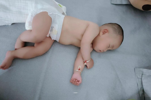 新昌几个月宝宝会抬头
